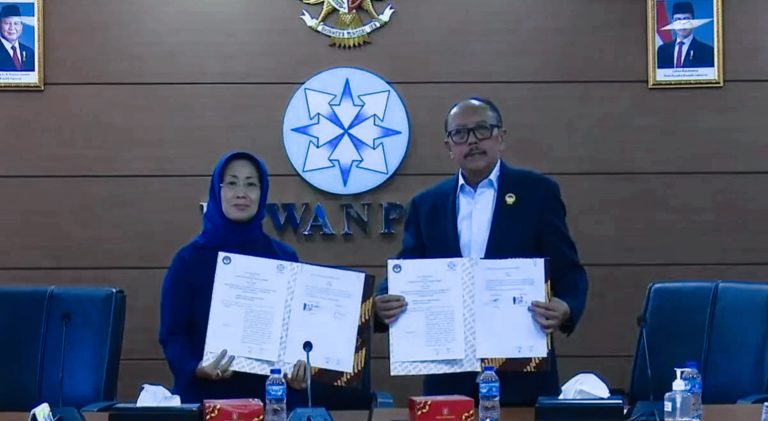 Ketua Dewan Pers dan Ketua LPSK menandatangani nota kesepahaman perlindungan jurnalis di Jakarta