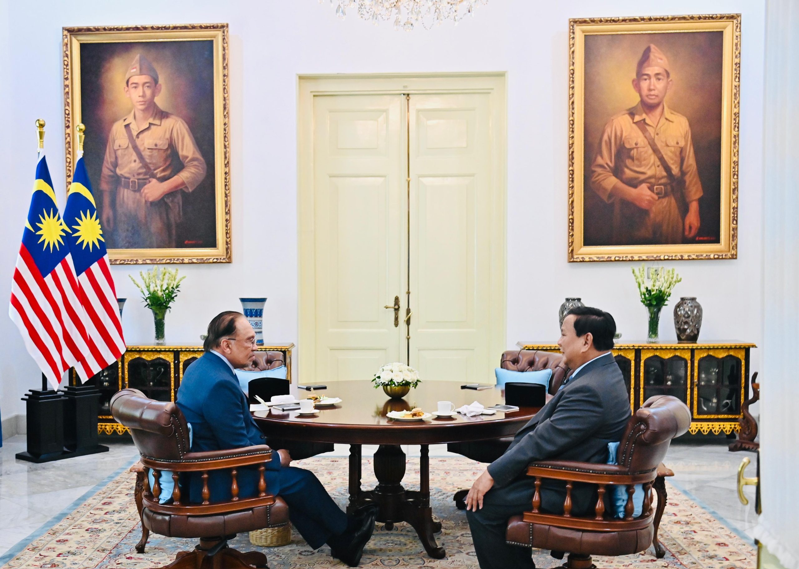 Presiden Prabowo Subianto bersama PM Malaysia Anwar Ibrahim dan Kepala BIN M. Herindra dalam pertemuan strategis di Istana Merdeka, membahas konflik Myanmar.