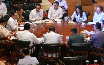 Presiden Prabowo Subianto memimpin rapat terbatas di Hambalang, membahas pendidikan nasional dan strategi kemandirian bangsa.