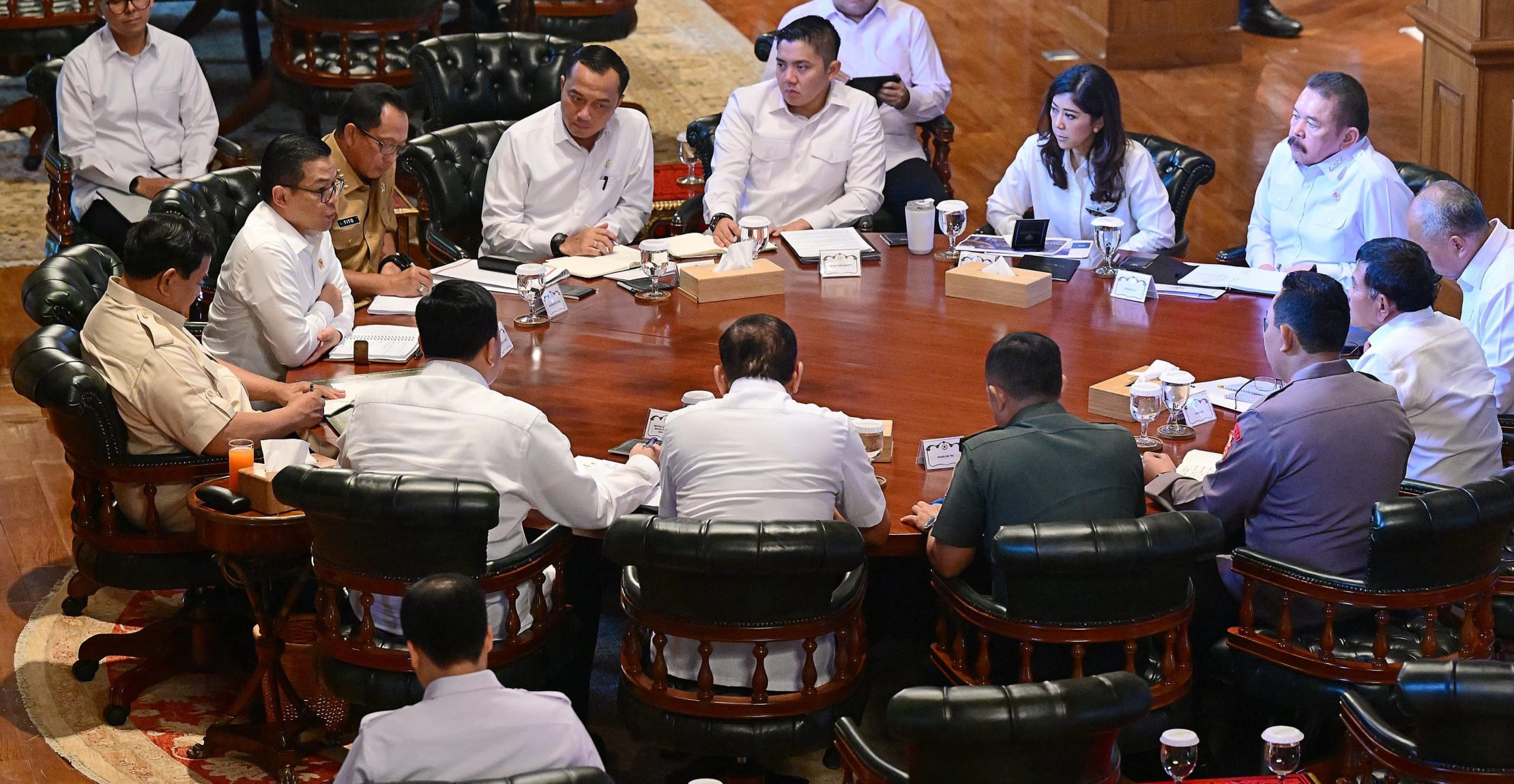Presiden Prabowo Subianto memimpin rapat terbatas di Hambalang, membahas pendidikan nasional dan strategi kemandirian bangsa.