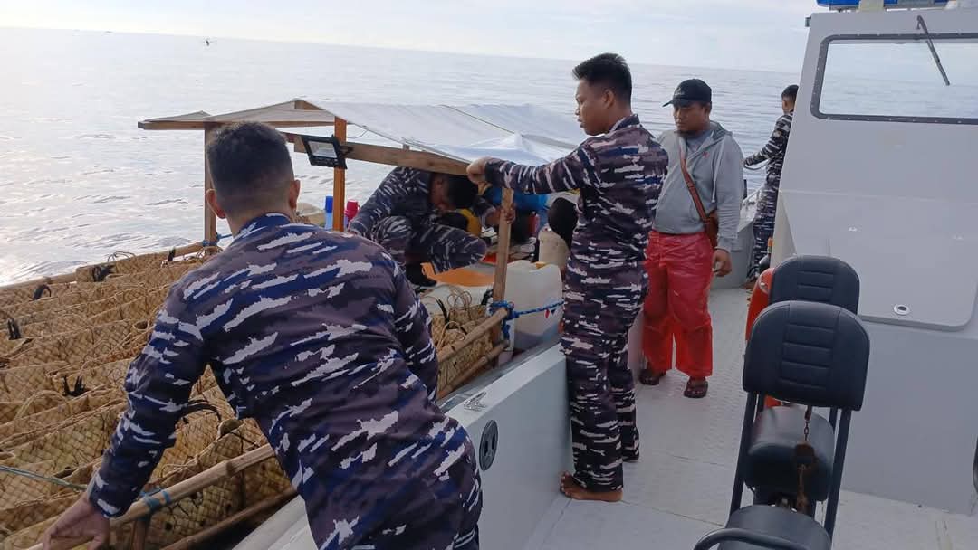 TNI AL memeriksa kapal penyelundup di perairan Kepulauan Sangihe