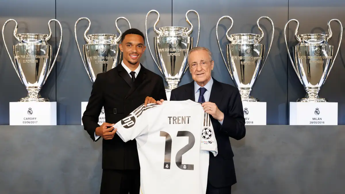Trent Alexander-Arnold mengenakan jersey Real Madrid nomor 12 dalam sesi perkenalan resmi di Santiago Bernabéu