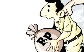 Seorang pendamping desa berbicara dalam forum musyawarah desa, dikelilingi warga yang tampak resah.
