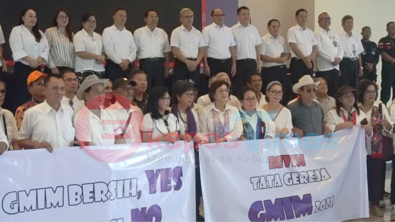 Ratusan jemaat GMIM menggelar aksi damai dengan spanduk dan nyanyian rohani di Tomohon, serukan reformasi total dan revisi Tata Gereja.