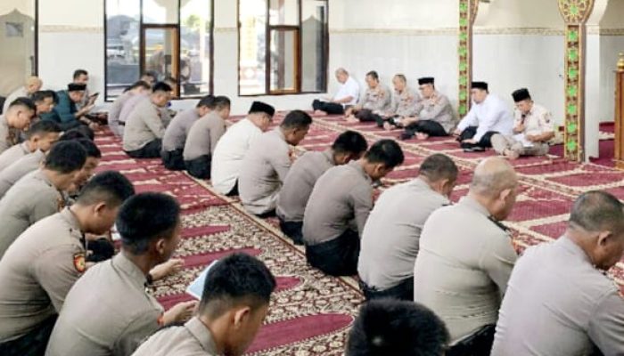 Wakapolda Sulut Ajak Personel Tingkatkan Iman Lewat Binrohtal di Masjid Nurul Jihad