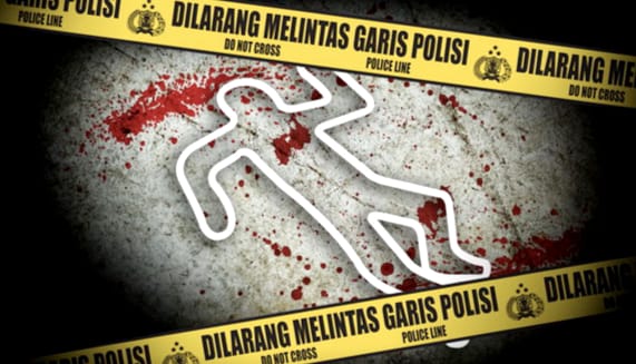 Seorang warga menebang pohon kelapa di perkebunan pedesaan Minahasa