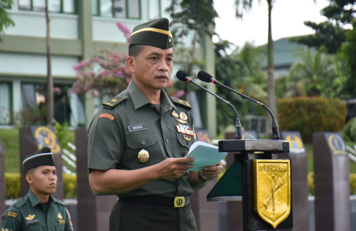 Brigjen TNI Bagus Suryadi Tayo memimpin Upacara Bendera Kodam XIII/Merdeka di Manado