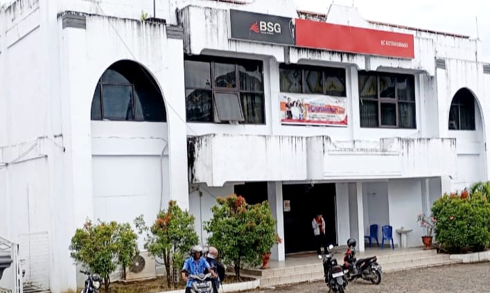 Seorang nasabah memperlihatkan bukti transfer dari aplikasi BSG Touch di Kantor Cabang BSG Kotamobagu setelah dana Rp1,8 juta dinyatakan raib.
