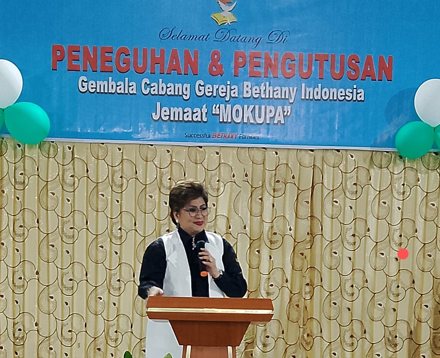 Senator RI Dr. Maya Rumantir berbicara dalam ibadah pelantikan Gembala di Gereja Bethany Mokupa, menyerukan agar hamba Tuhan hidup sebagai teladan moral dan suara kenabian.