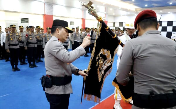 Kapolda Sulut Irjen Pol Roycke Harry Langie memimpin upacara pencucian Pataka Maesa’an Waya sebagai bagian dari peringatan HUT Bhayangkara ke-79.