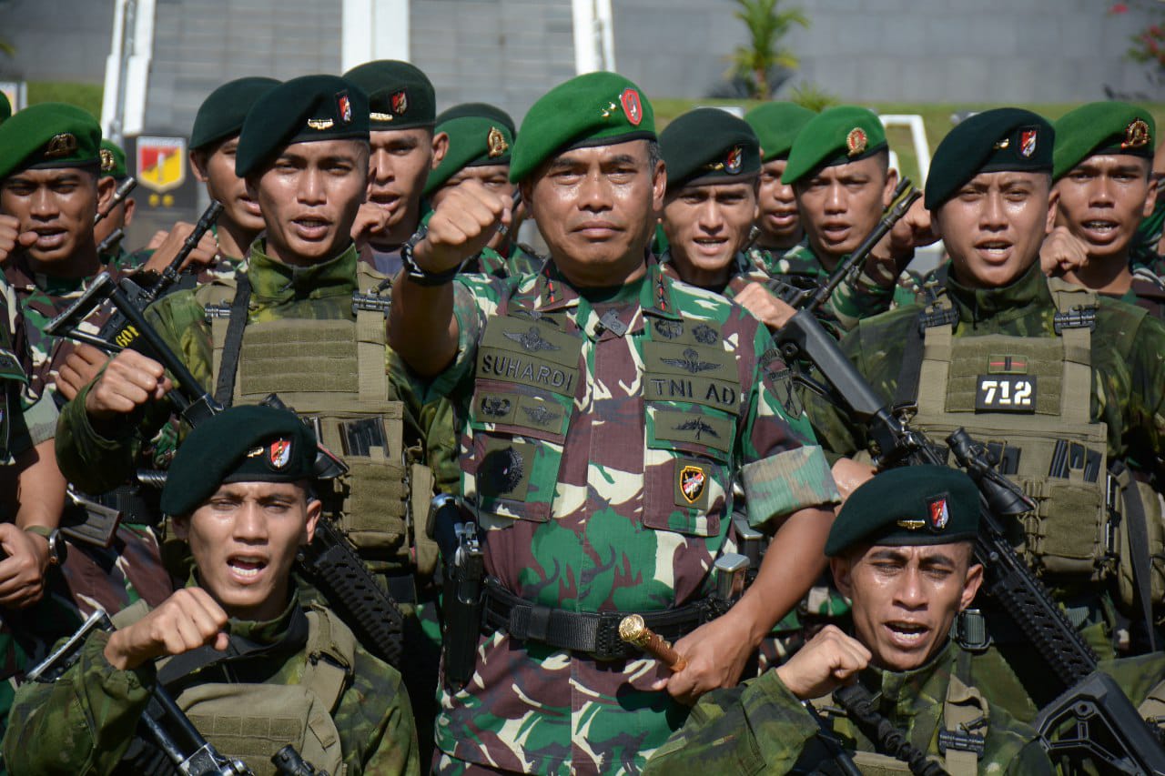 Pangdam XIII/Merdeka Mayjen TNI Suhardi memimpin upacara penyambutan Satgas Rajawali Yonif 712/Wiratama di Lapangan Makodam XIII/Merdeka, Manado.