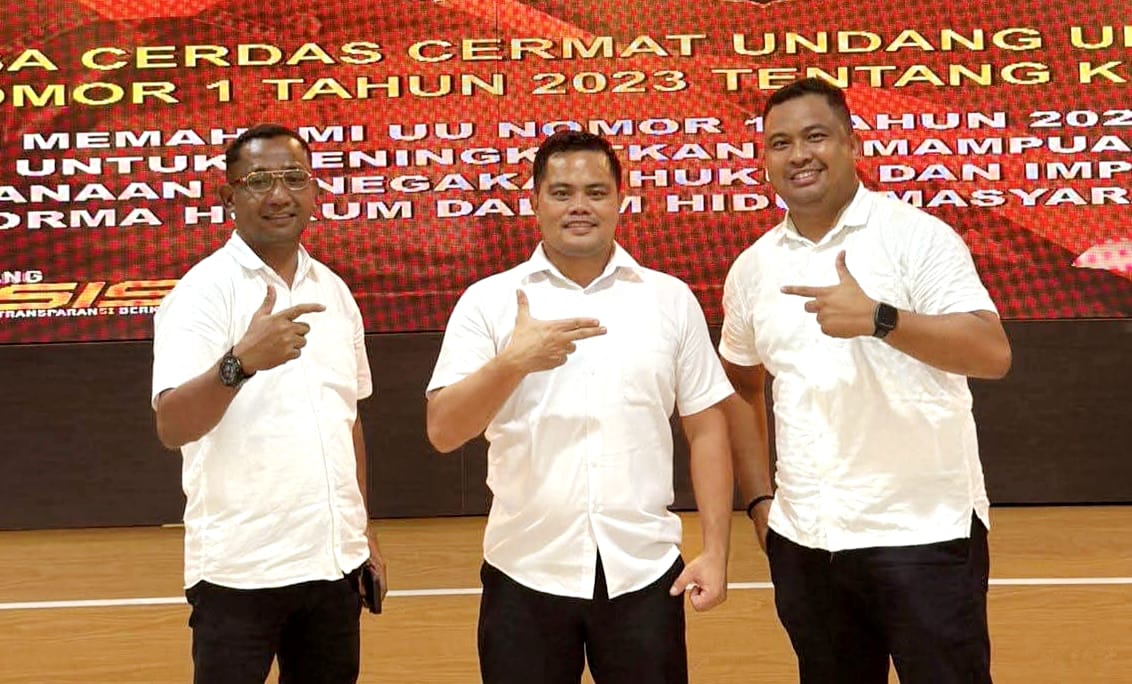 Tim Polres Minahasa Tenggara dipimpin Ipda Daniel Pangau menerima trofi Juara 1 Lomba Cerdas Cermat KUHP Baru di Aula Tribrata Polda Sulut.