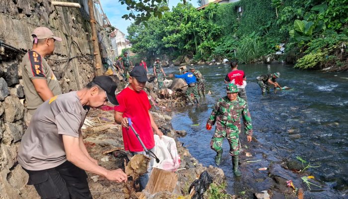 Kodim Manado Gaet Sejumlah Elemen Bersihkan Sungai di Pasar Pinasungkulan