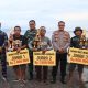 Kapolres Talaud bersama peserta lomba mancing dan warga penerima bansos dalam rangka Hari Bhayangkara ke-79 di Dermaga Polair Desa Kiama, Talaud.