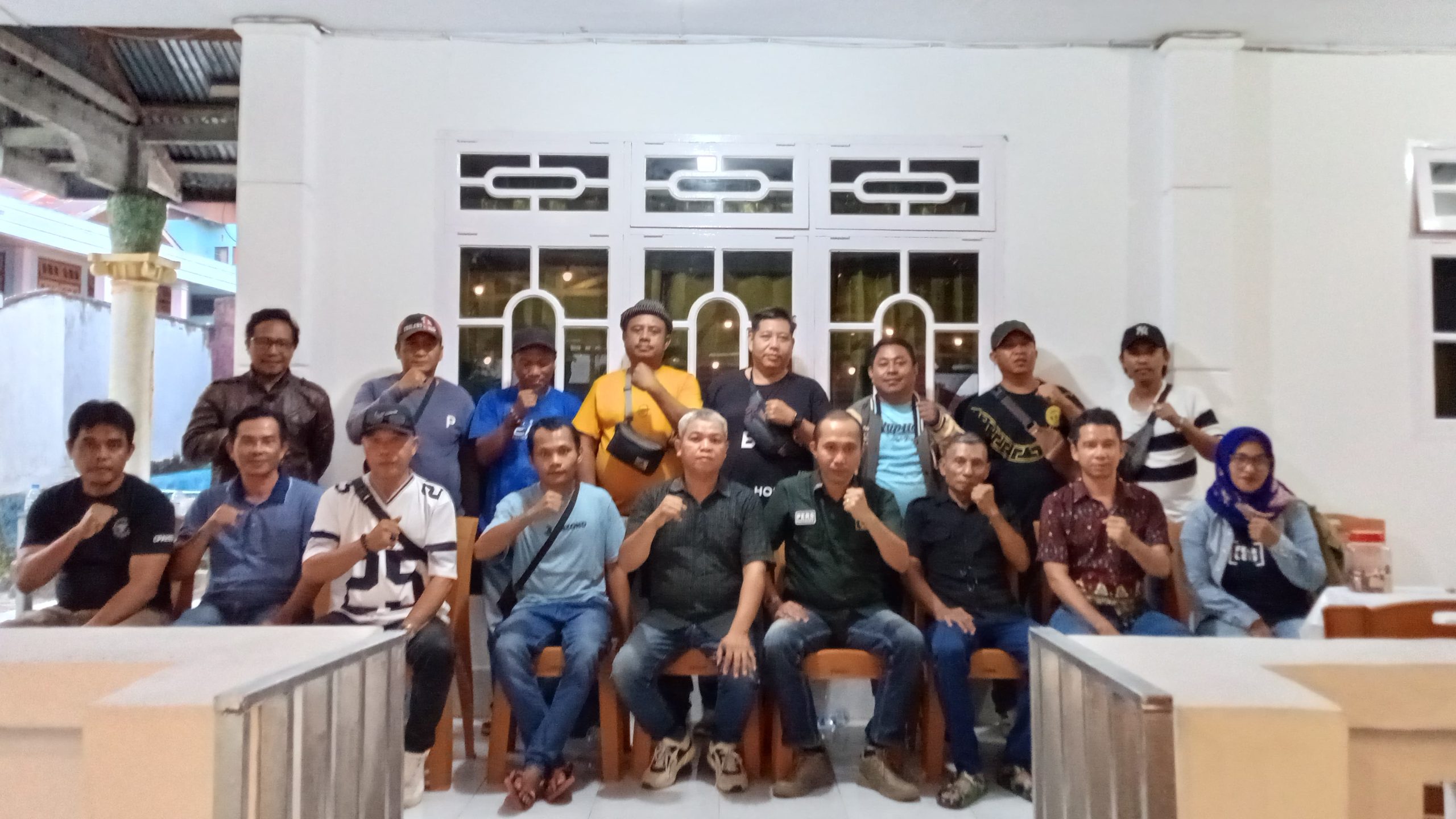 Sejumlah wartawan Kota Bitung menghadiri pembekalan kode etik jurnalistik dan PD-PRT PWI di Gedung Pertemuan Kelurahan Kadoodan, Madidir, Bitung.