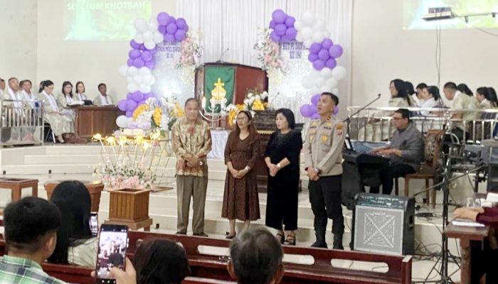 Kapolsek Kakas Sentuh Hati Warga Lewat Program Minggu Kasih di GMIM Pniel Kaweng