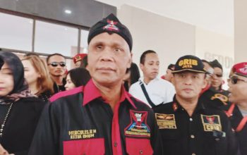 Hercules Rosario Marshal berdiri di hadapan para santri dan tokoh agama saat pengangkatan sebagai Panglima Pondok Pesantren Jawa Barat.