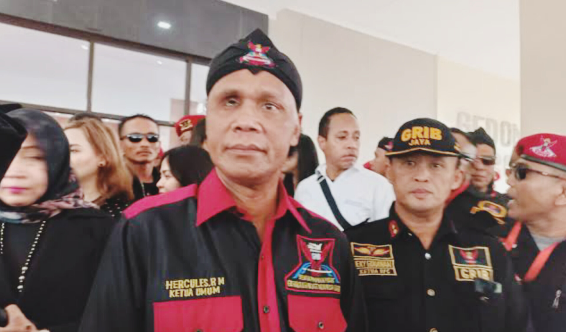Hercules Rosario Marshal berdiri di hadapan para santri dan tokoh agama saat pengangkatan sebagai Panglima Pondok Pesantren Jawa Barat.