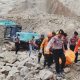 Tim SAR melakukan evakuasi korban longsor tambang Gunung Kuda di Kabupaten Cirebon, Jawa Barat.