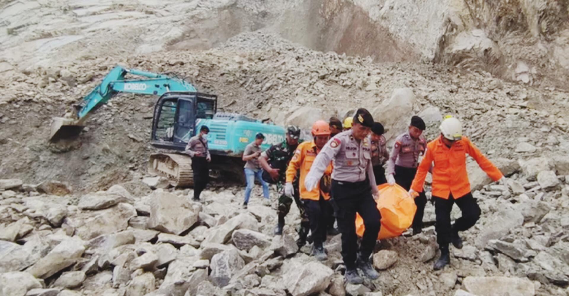 Tim SAR melakukan evakuasi korban longsor tambang Gunung Kuda di Kabupaten Cirebon, Jawa Barat.