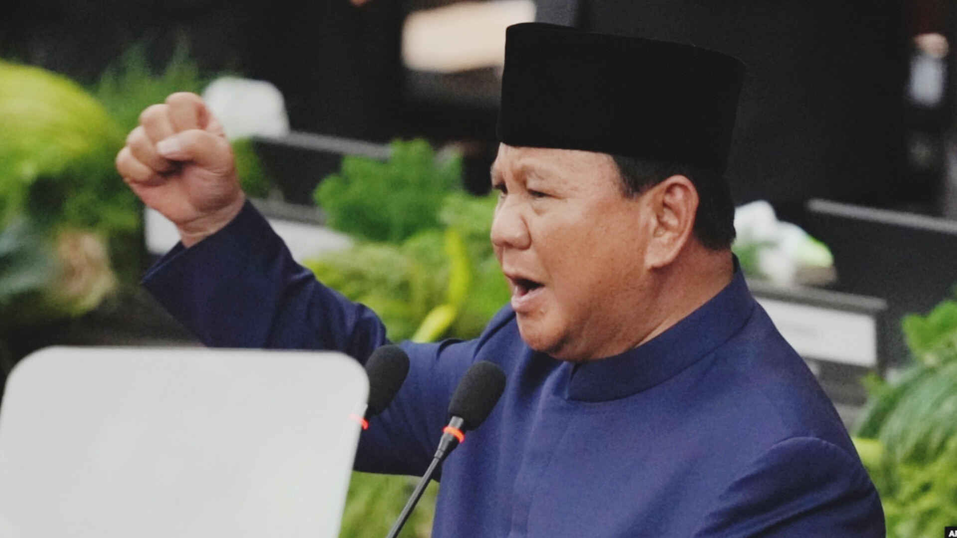 Presiden Prabowo Subianto berpidato di podium Gedung Pancasila saat peringatan Hari Lahir Pancasila 2025.