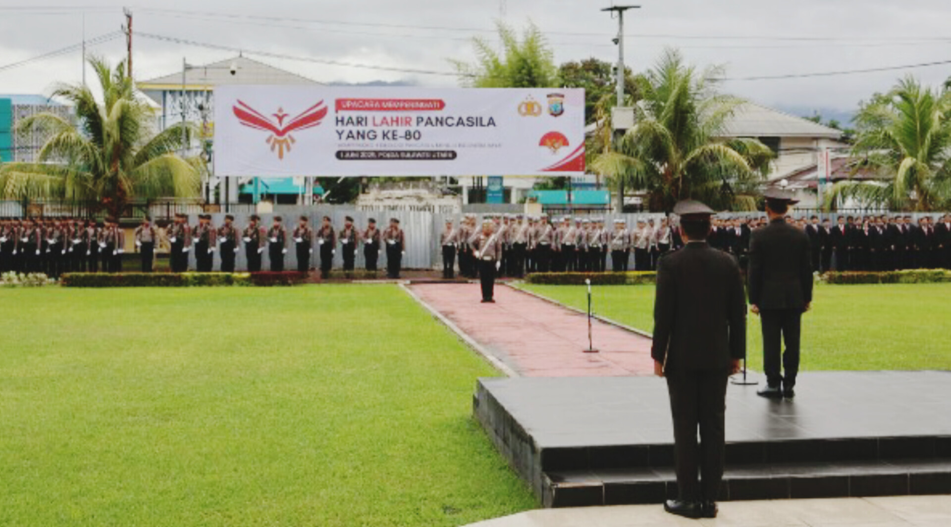 Wakapolda Sulawesi Utara Irjen Pol Bahagia Dachi memimpin upacara bendera Hari Lahir Pancasila di halaman Polda Sulut.