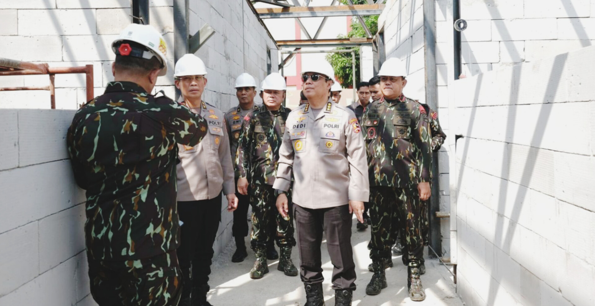 Irwasum Polri meninjau pembangunan dapur bergizi gratis SPPG di Markas Brimob Depok.