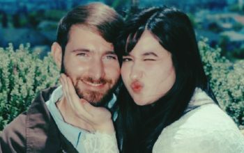Stephanie Poetri dan Asher berfoto setelah resmi menikah di Beverly Hills Courthouse, tanpa cincin pernikahan
