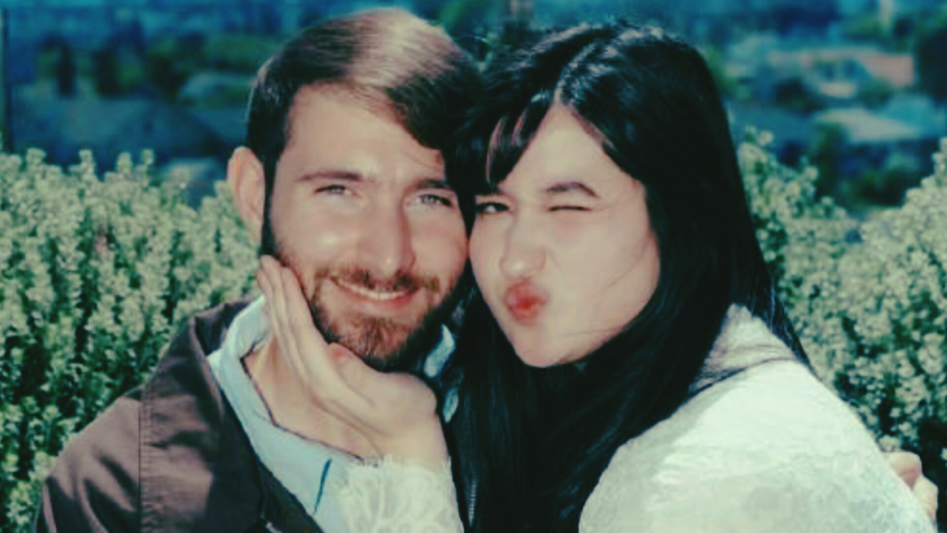 Stephanie Poetri dan Asher berfoto setelah resmi menikah di Beverly Hills Courthouse, tanpa cincin pernikahan