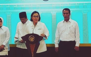 Menteri Keuangan Sri Mulyani dalam konferensi pers soal pembatalan subsidi listrik dan pengalihan ke program bantuan subsidi upah (BSU).