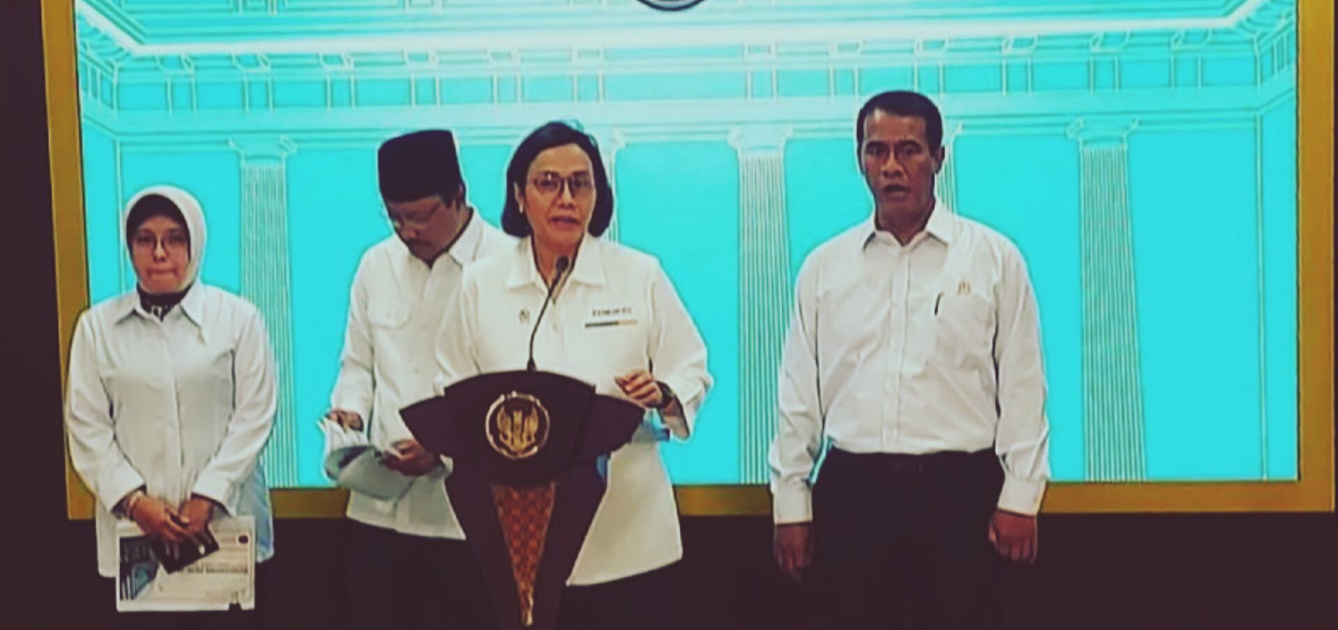 Menteri Keuangan Sri Mulyani dalam konferensi pers soal pembatalan subsidi listrik dan pengalihan ke program bantuan subsidi upah (BSU).