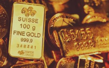 Emas batangan Antam dipajang di etalase toko emas dengan label harga terbaru Rp1,94 juta per gram.