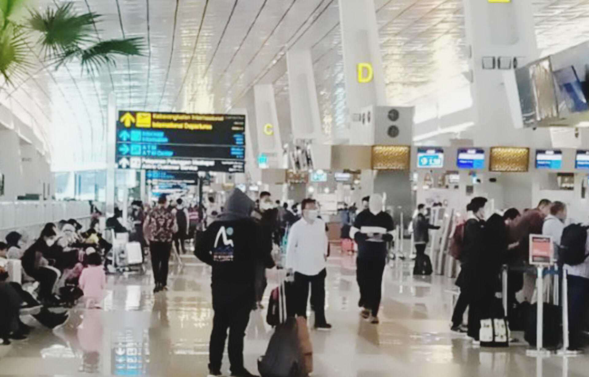 Petugas Bandara Soekarno-Hatta memeriksa suhu tubuh penumpang internasional sebagai langkah antisipasi Covid-19.