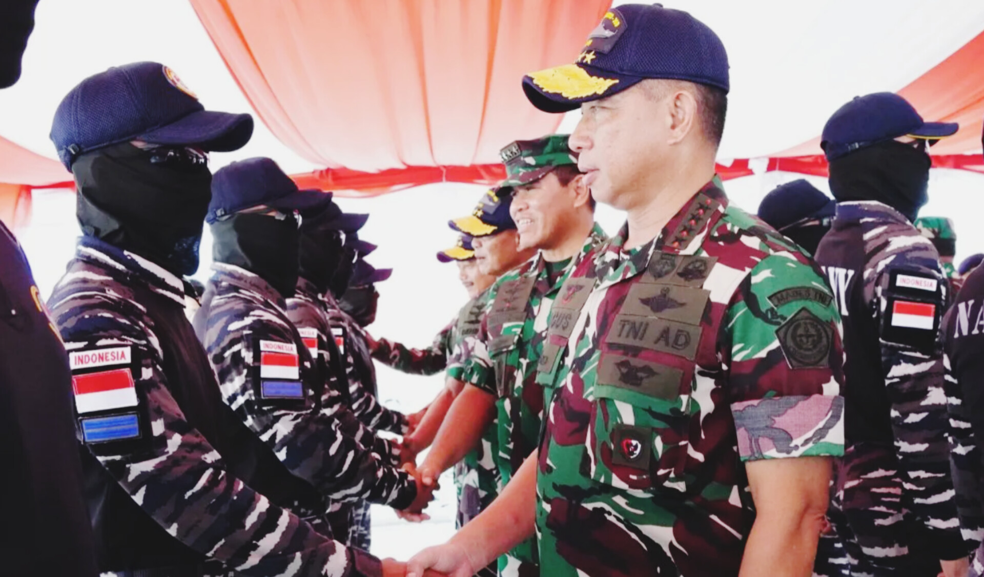 Prajurit TNI AL menerima penghargaan atas keberhasilan gagalkan penyelundupan 2 ton narkoba