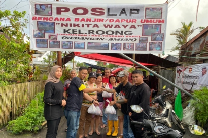 Petugas Kejari Minahasa menyalurkan daging kurban kepada warga terdampak banjir di Kelurahan Sendangan-Amian, Tondano Barat.