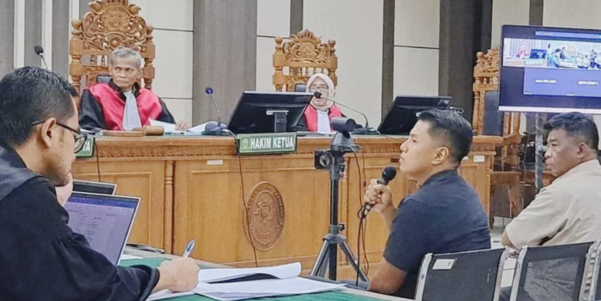Ade Bhakti Ariawan memberikan kesaksian di Pengadilan Tipikor Semarang dalam kasus dugaan suap proyek PL.