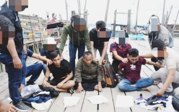 Petugas TNI AL memeriksa barang bukti sabu seberat 4,5 kilogram hasil tangkapan di Perairan Bagan Asahan, Sumatera Utara.