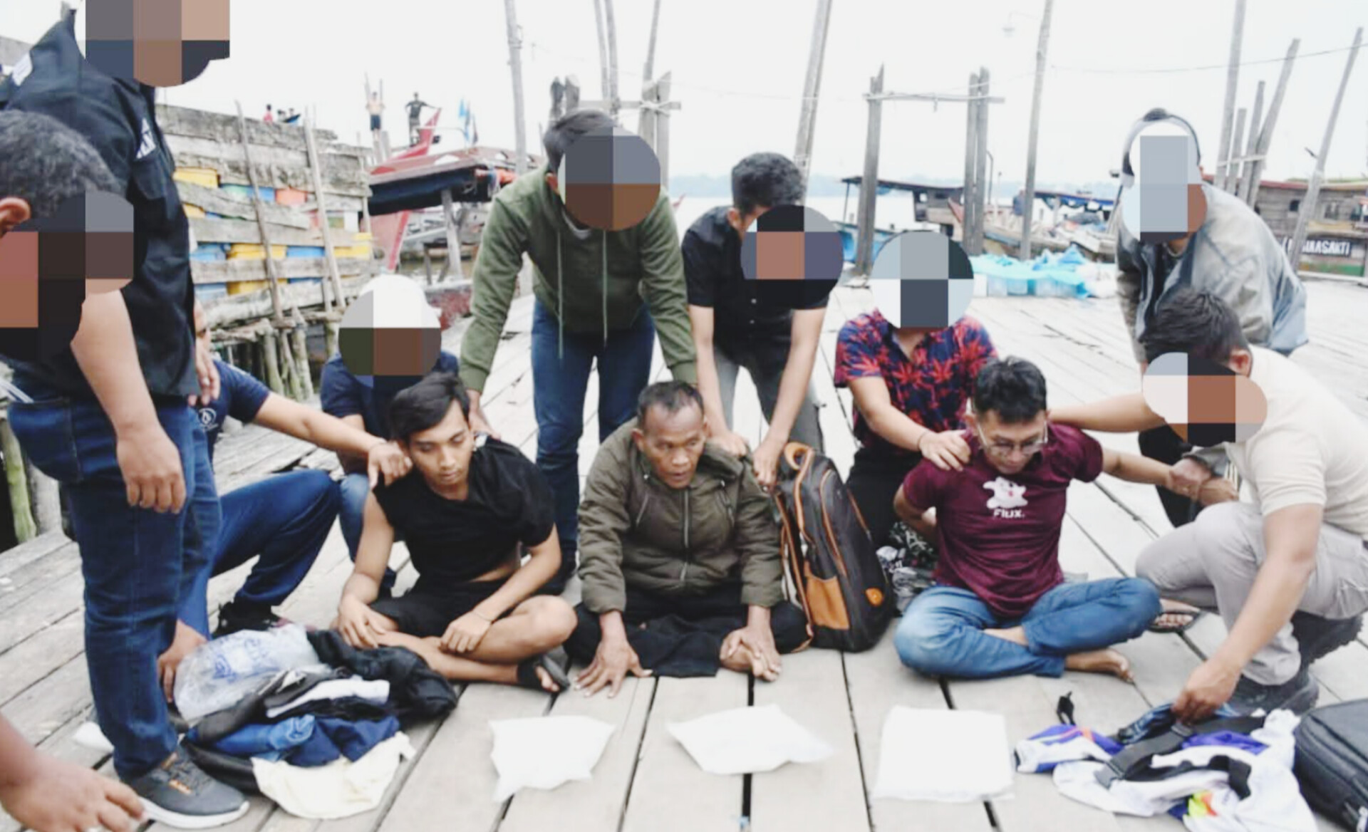 Petugas TNI AL memeriksa barang bukti sabu seberat 4,5 kilogram hasil tangkapan di Perairan Bagan Asahan, Sumatera Utara.