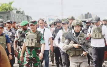 Polwan Operasi Damai Cartenz berjaga di sekitar lokasi kunjungan Menhan dan Menkeu di Kenyam, Nduga, Papua Pegunungan.