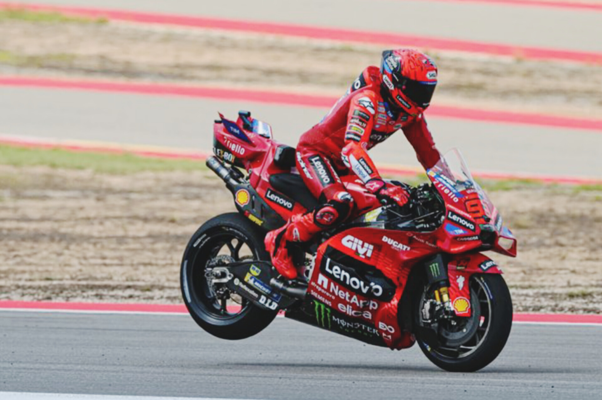 Marc Marquez merayakan kemenangan di atas podium usai menjuarai sprint race MotoGP Aragon 2025.