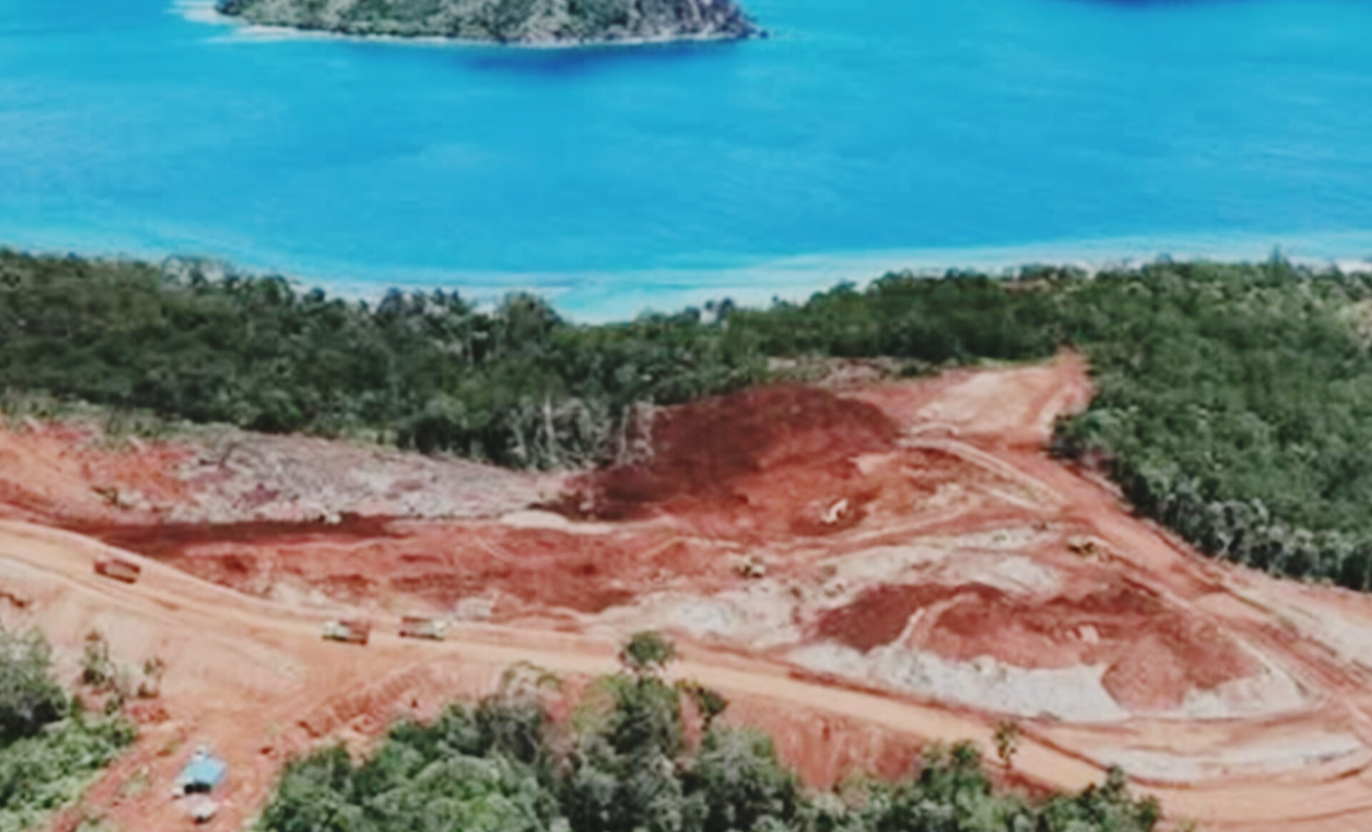 Pemandangan udara tambang nikel di Pulau Gag, Raja Ampat, menunjukkan bekas pembukaan lahan di kawasan hutan lindung.