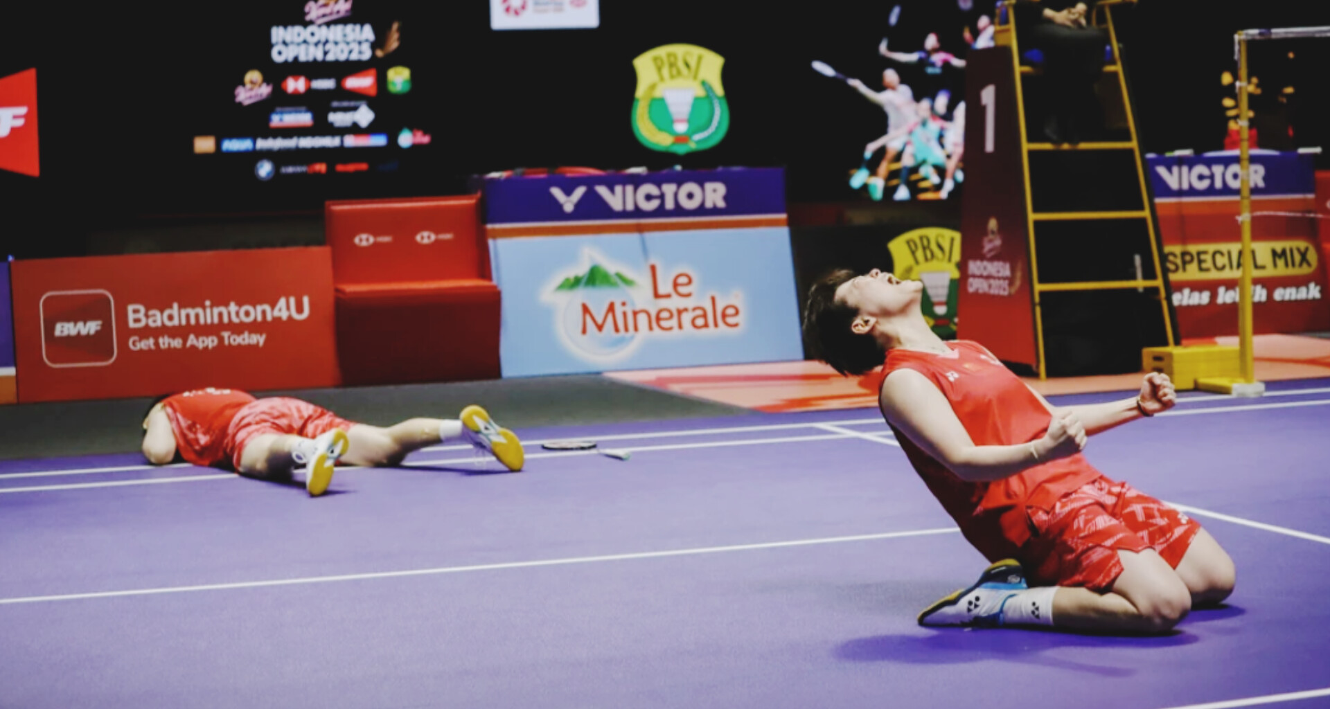 Liu Sheng Shu dan Tan Ning rayakan kemenangan usai menumbangkan ganda Malaysia di final Indonesia Open 2025