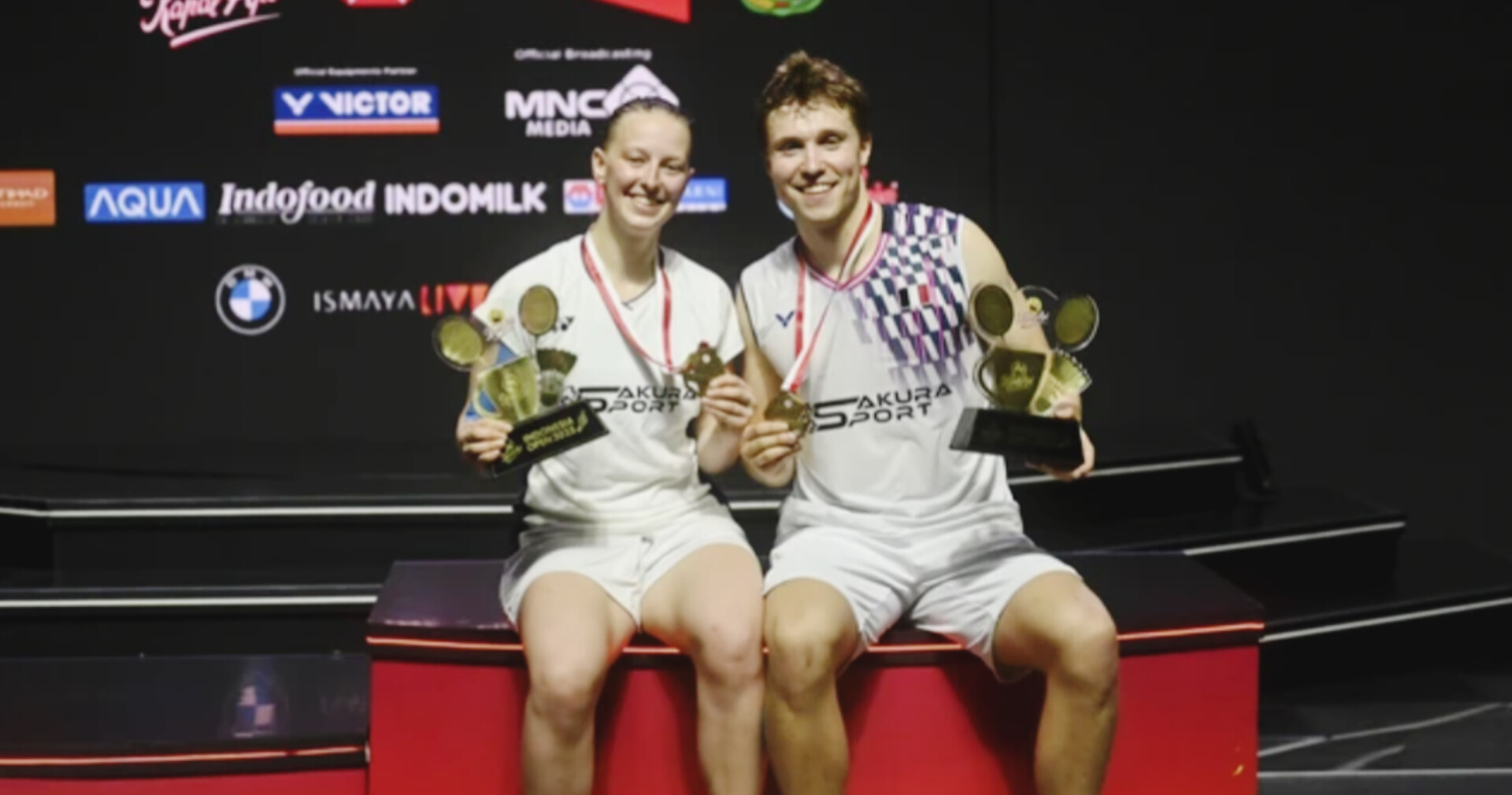 Thom Gicquel dan Delphine Delrue rayakan kemenangan usai menjuarai Indonesia Open 2025 di sektor ganda campuran