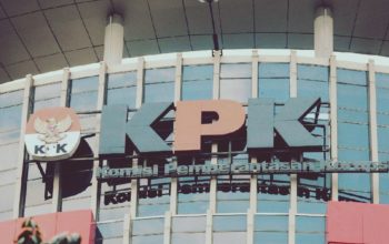 Gedung KPK RI dengan logo merah menyala di tengah sorotan kasus pemerasan izin TKA