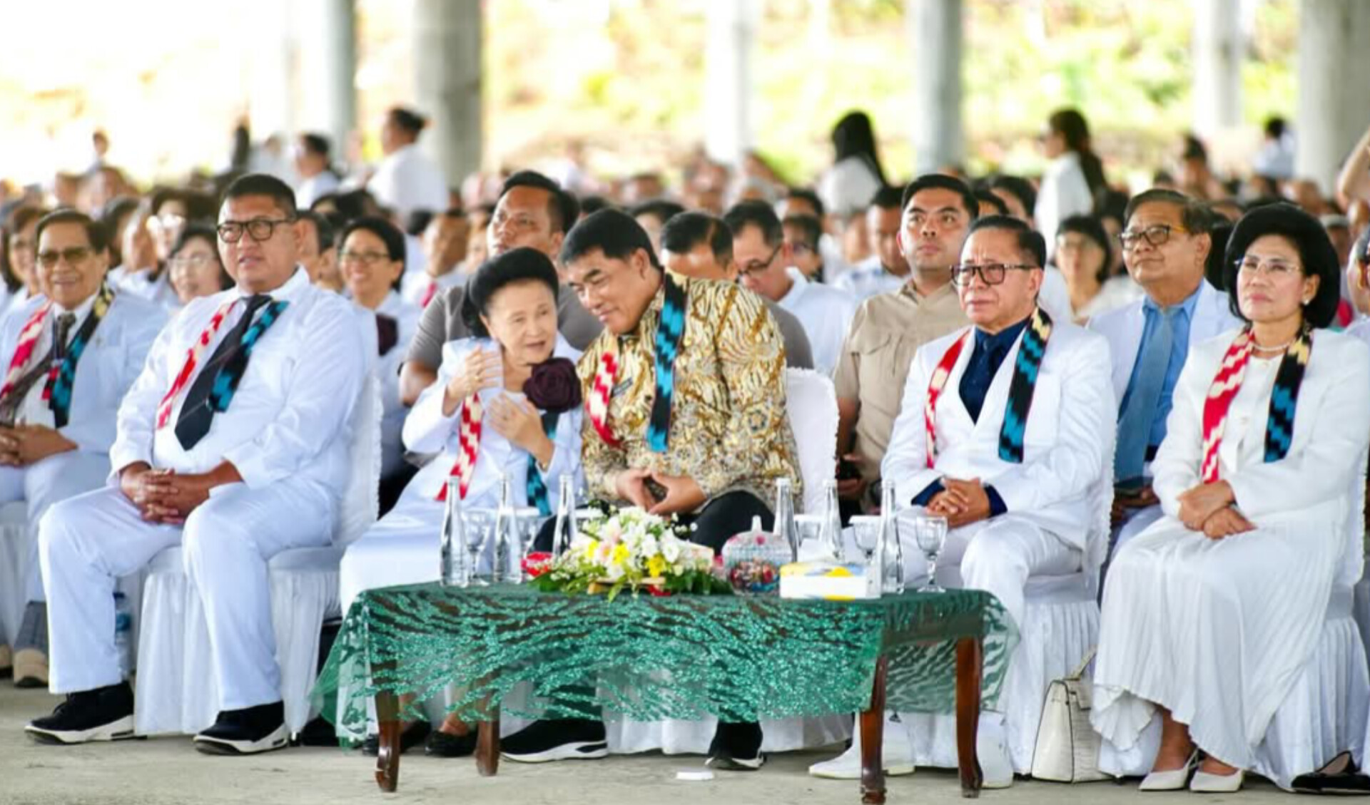 Gubernur Yulius Komaling berdiri di panggung ibadah Bondsdag GPdI 2025 bersama ribuan jemaat