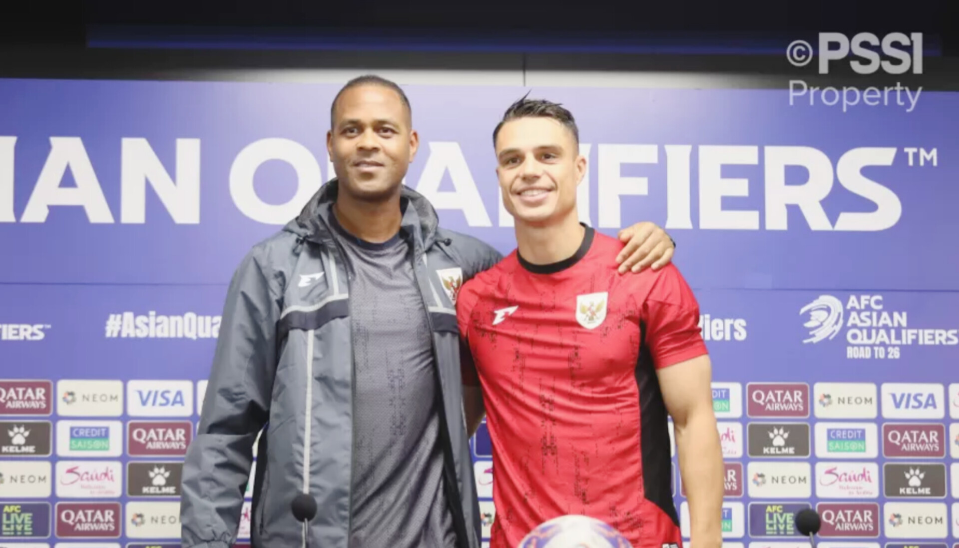 Pelatih Patrick Kluivert memberi arahan kepada pemain timnas Indonesia di sesi latihan menjelang laga kontra Jepang.