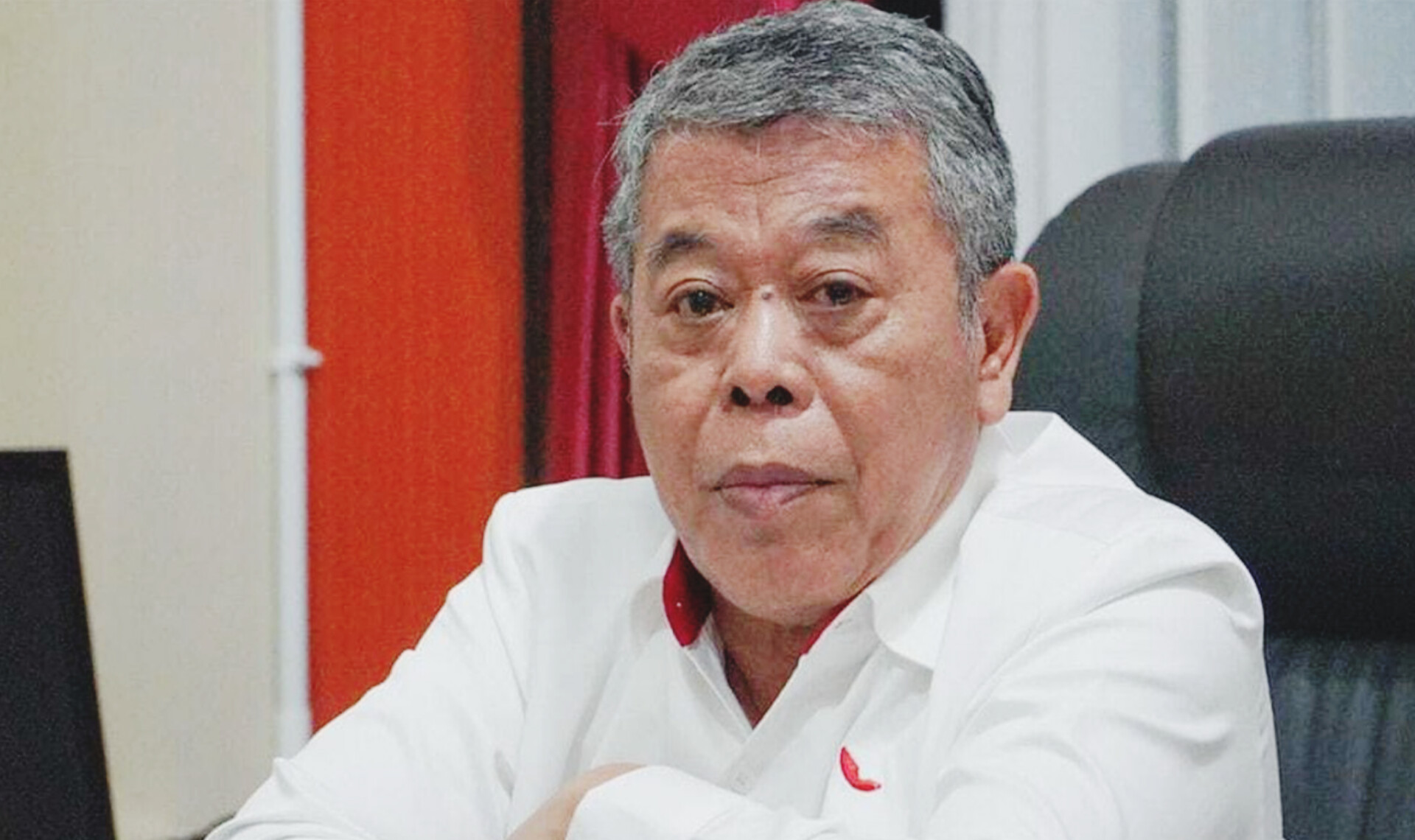 Kusnadi, mantan Ketua DPRD Jatim, duduk bersama keluarga usai ditemukan selamat di Bangkalan, Madura.