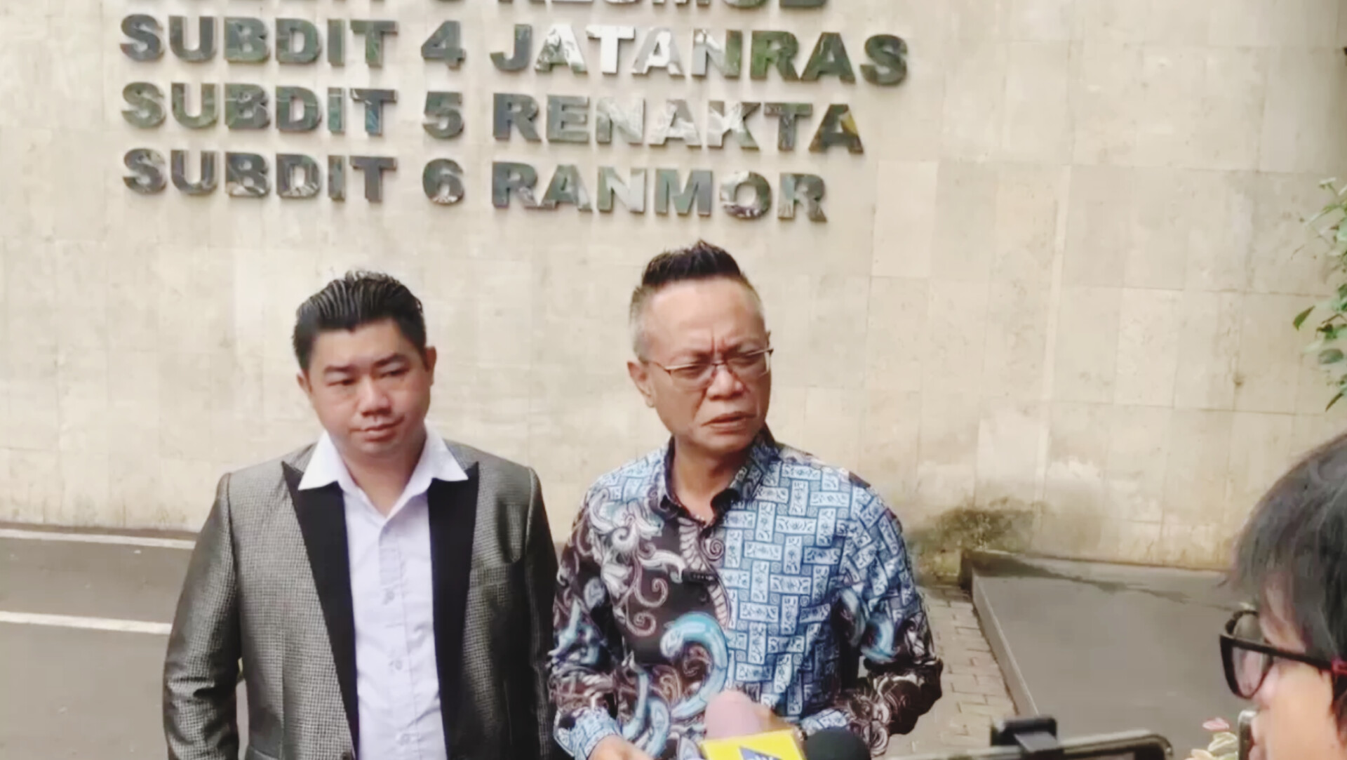 Sekjen Peradi Bersatu, Ade Darmawan, berbicara kepada wartawan di depan Mapolda Metro Jaya terkait desakan naiknya status kasus ijazah Presiden Jokowi, Selasa (10/6/2025).