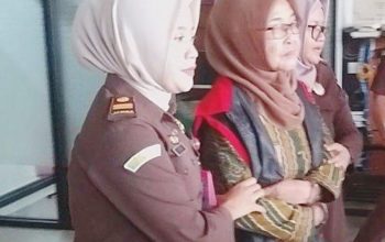 Kepala desa di Madiun ditahan atas kasus korupsi kolam renang mangkrak Rp 1 miliar; nelayan Sukabumi ditipu janji bantuan perahu.
