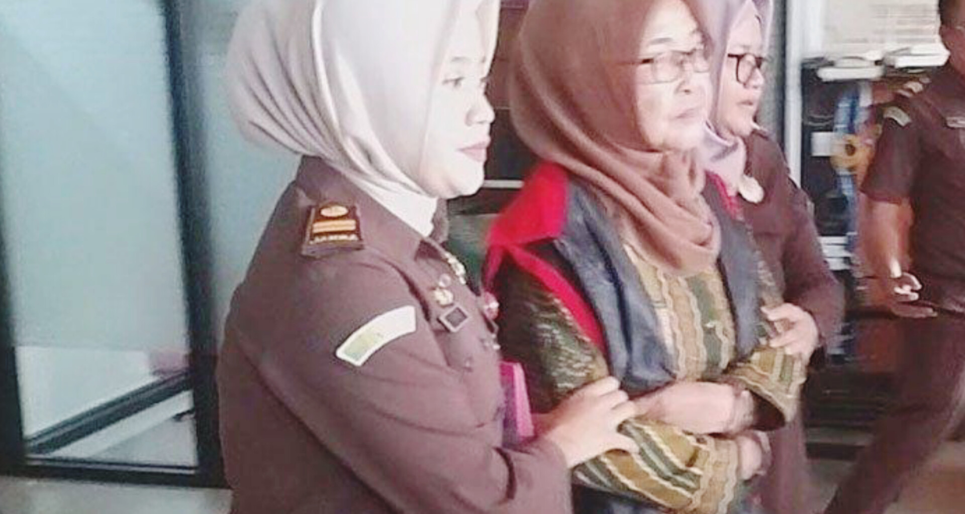 Kepala desa di Madiun ditahan atas kasus korupsi kolam renang mangkrak Rp 1 miliar; nelayan Sukabumi ditipu janji bantuan perahu.